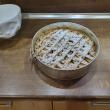 Křehký koláč Apple pie s jablečnou náplní a mřížkou